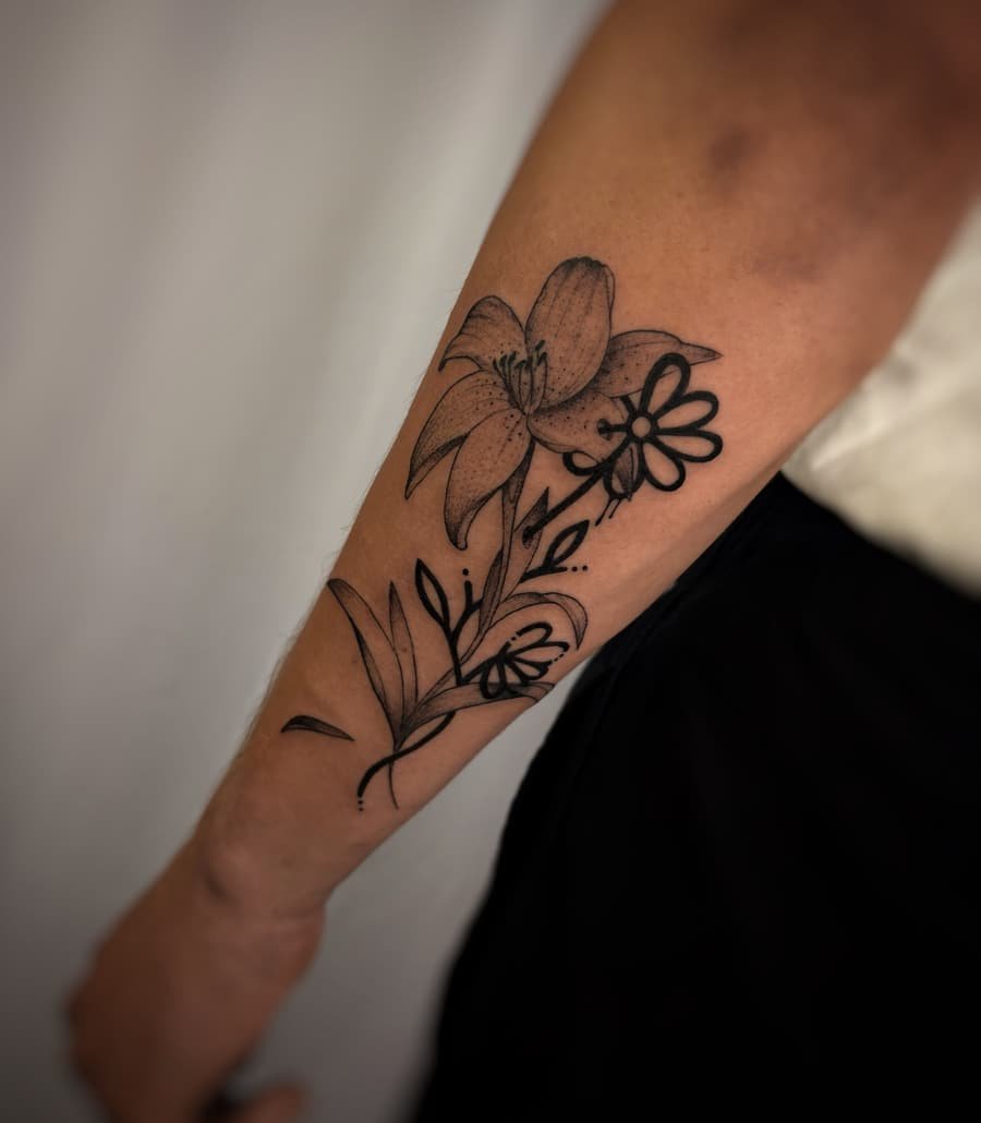 Tatuaggio blackwork botanico su avambraccio realizzato da Paride