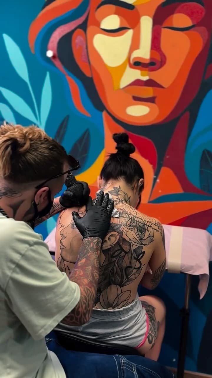Paride al lavoro su un tatuaggio nel suo spazio presso il Grebe Tattoo Studio a Pacengo di Lazise